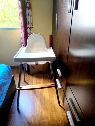Trona IKEA con bandeja y reposapiés