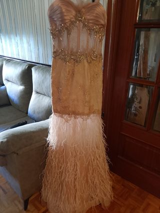 Vestido fiesta pedrería y plumas oca color rosita