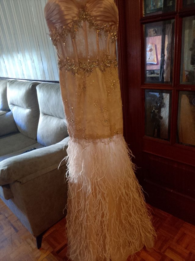 Vestido fiesta pedrería y plumas oca color rosita