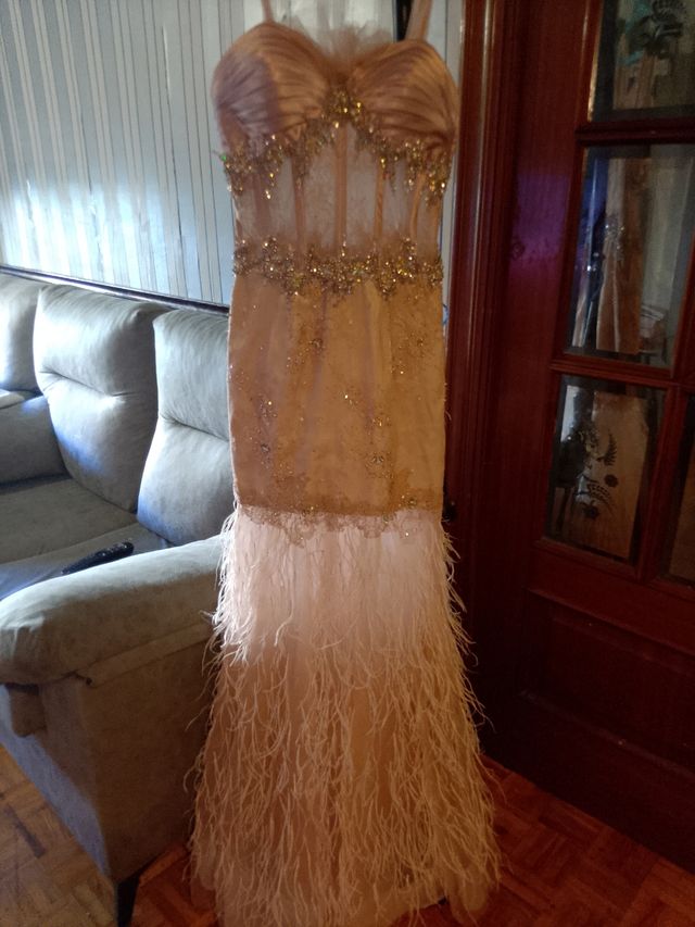 Vestido fiesta pedrería y plumas oca color rosita