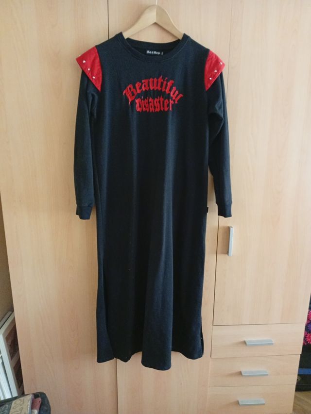 Vestido negro con detalles rojos