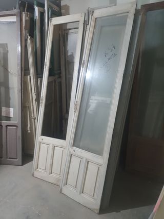Puertas antiguas de madera y cristal