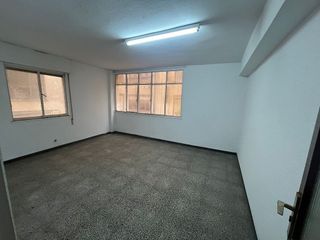 Local comercial en venta en Cuatro Caminos en Santander
