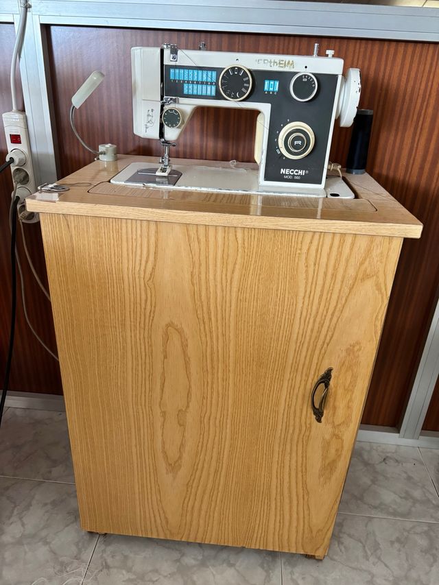 Máquina de coser Necchi con mueble