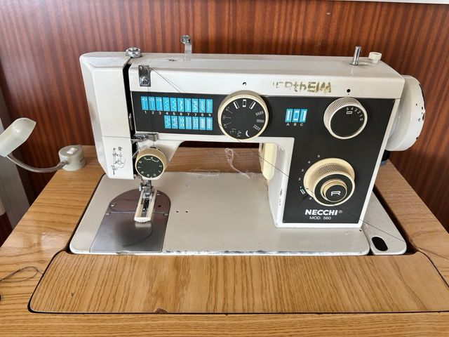 Máquina de coser Necchi con mueble