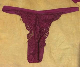 Tanga de encaje morado