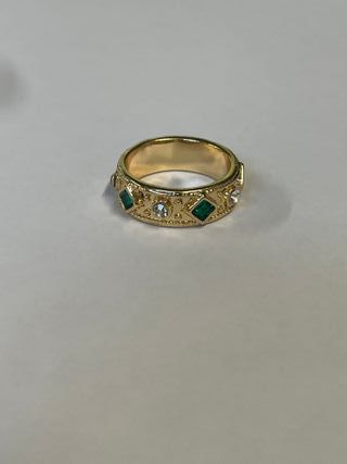 Anillo dorado con circonitas verdes y blancas