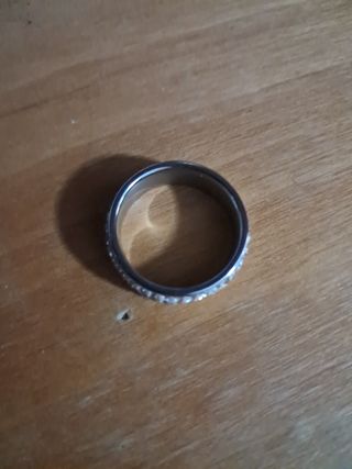 Anillo plateado con pedrería
1,9 cm diámetro 