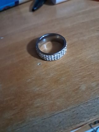 Anillo plateado con pedrería
1,9 cm diámetro 