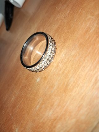 Anillo plateado con pedrería
1,9 cm diámetro 
