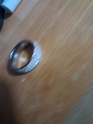 Anillo plateado con pedrería
1,9 cm diámetro 