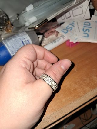 Anillo plateado con pedrería
1,9 cm diámetro 
