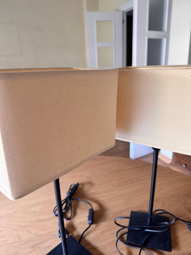 2 Lámparas de Mesa Negras y Blancas