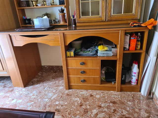Escritorio de madera con cajones