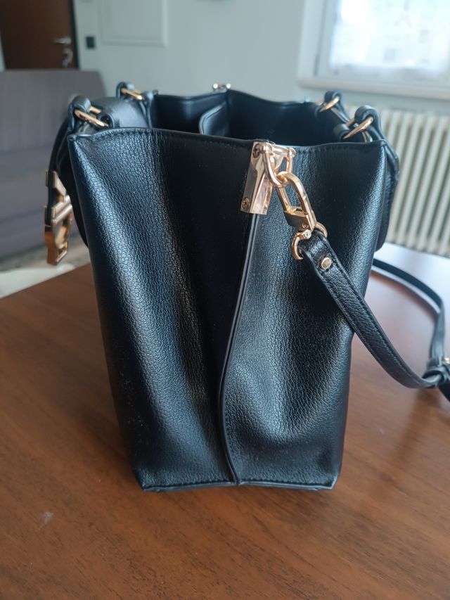 Borsa Denny Rose nera con dettagli oro