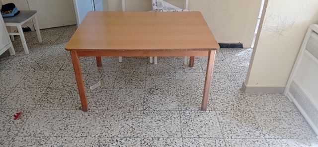 Mesa de comedor de madera