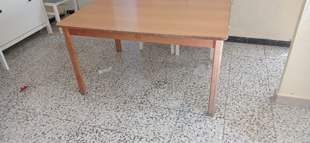 Mesa de comedor de madera