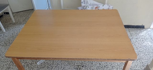Mesa de comedor de madera