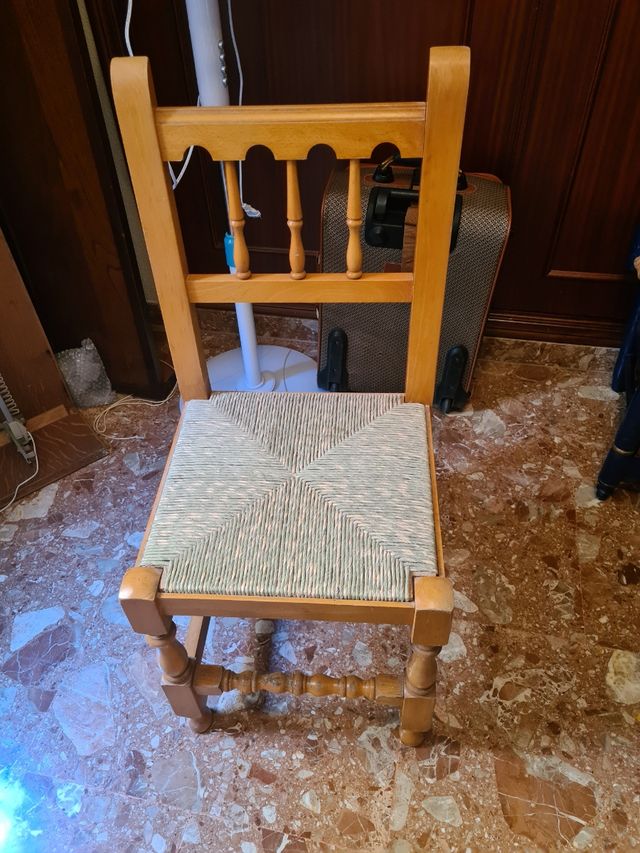 Silla de madera y mimbre