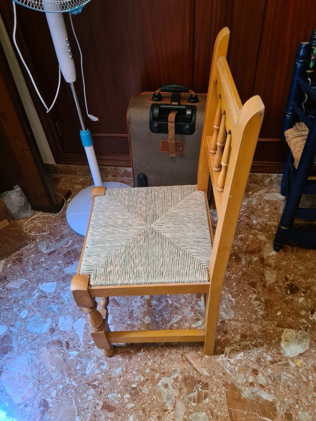Silla de madera y mimbre