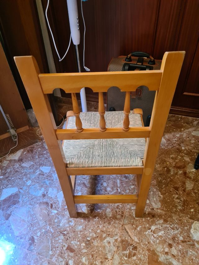 Silla de madera y mimbre