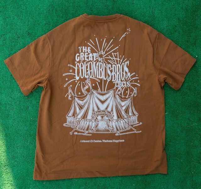 Camiseta Bershka Marrón Estampado Circo