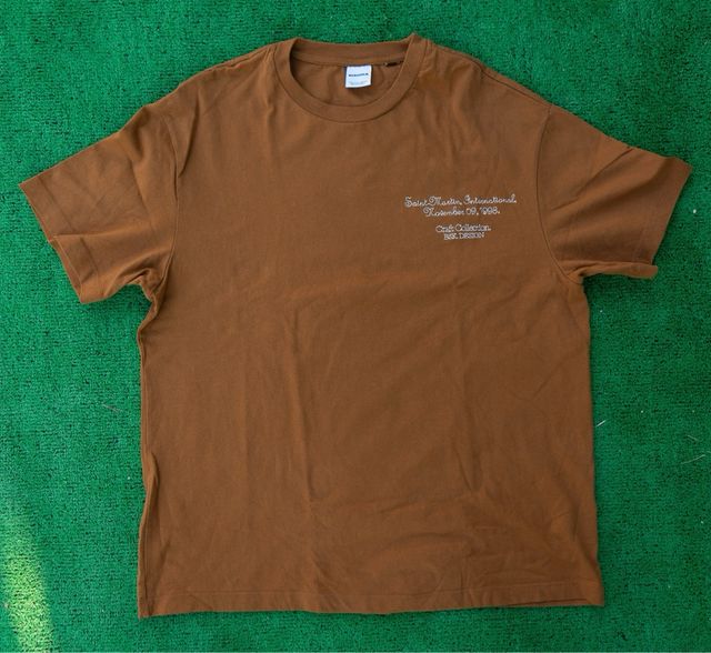 Camiseta Bershka Marrón Estampado Circo