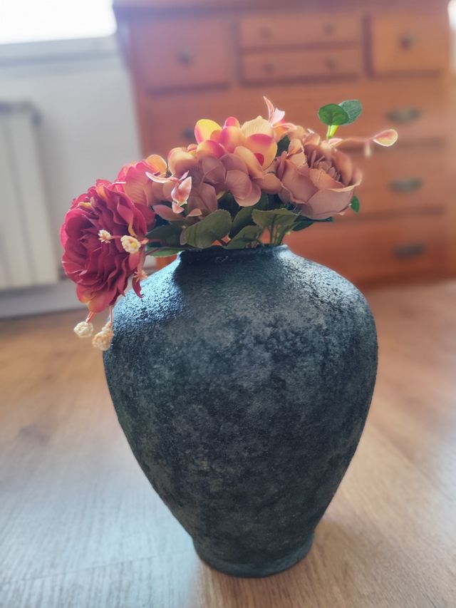 Jarrón negro decorativo