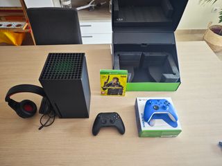 Xbox Series X Negra + Mando Azul y Negro+ Cyberpun