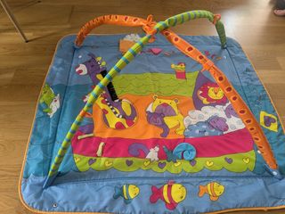 Parque de juegos para bebé con juguetes