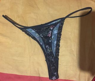 Tanga floral negro con encaje