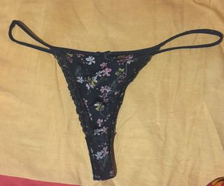 Tanga floral negro con encaje