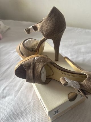 Zapatos de tacón beige y marrón
nuevos sin extrena