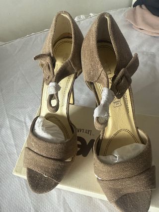 Zapatos de tacón beige y marrón
nuevos sin extrena