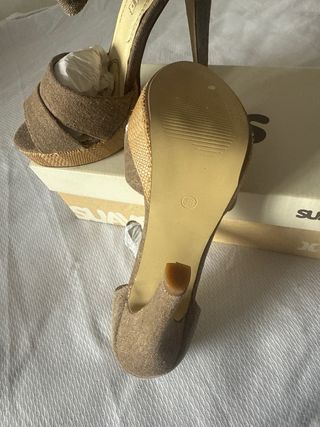 Zapatos de tacón beige y marrón
nuevos sin extrena