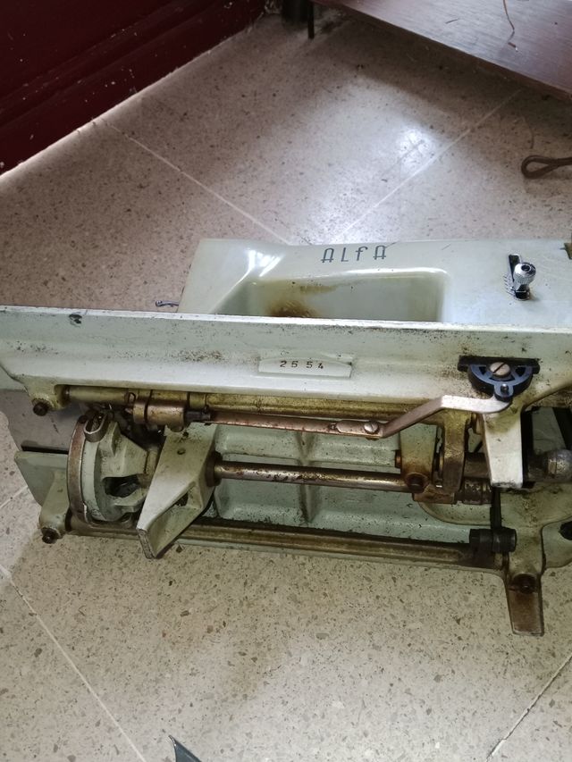 Máquina de coser industrial Alfa antigua