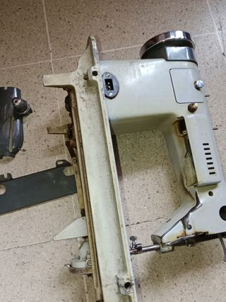 Máquina de coser industrial Alfa antigua