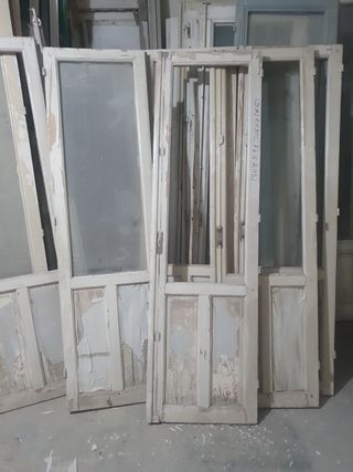 Puertas antiguas de madera con cristal