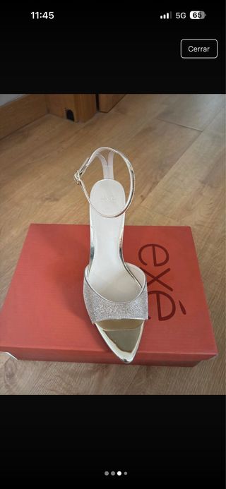 Sandalias doradas pedrería tacón fino
