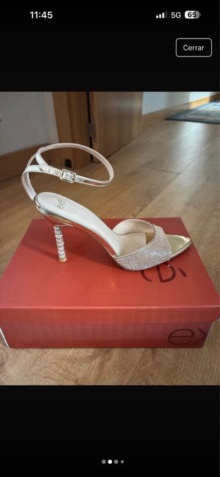 Sandalias doradas pedrería tacón fino

