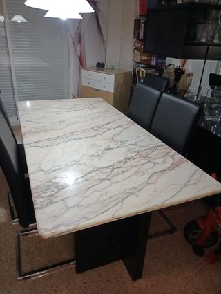Mesa de mármol con base de madera
