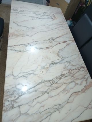 Mesa de mármol con base de madera