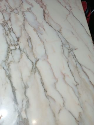 Mesa de mármol con base de madera