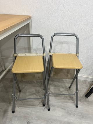 Mesa alta y 2 taburetes con cojines