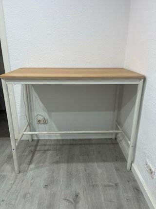 Mesa alta y 2 taburetes con cojines