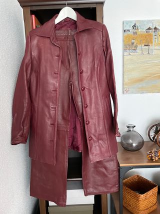 Chaqueta y pantalón piel burdeos hecho a mano