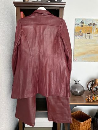 Chaqueta y pantalón piel burdeos hecho a mano