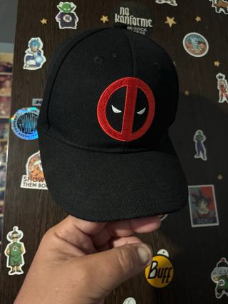 Gorra Deadpool Negra y Roja