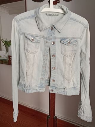 Cazadora vaquera Stradivarius azul