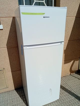 Frigorífico blanco nuevo
